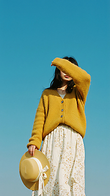 JPG 모델 편집이미지 여자 리본 하늘색 하늘 한명 들기 성인 손들기 얼굴가리기 봄여행 챙모자 의료성형뷰티 성인여자한명만 편집실사 AI인물포토 AI콘텐츠 모자_잡화 1 여행 모션 사람 파란색 봄 가림 CG 여자한명만 성인여자만 파일형식 AI포토