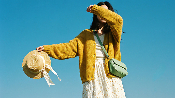 JPG 모델 편집이미지 여자 리본 하늘색 하늘 한명 들기 성인 크로스백 얼굴가리기 봄여행 챙모자 의료성형뷰티 성인여자한명만 편집실사 AI인물포토 AI콘텐츠 모자_잡화 1 여행 가방 모션 사람 파란색 봄 가림 CG 여자한명만 성인여자만 파일형식 AI포토