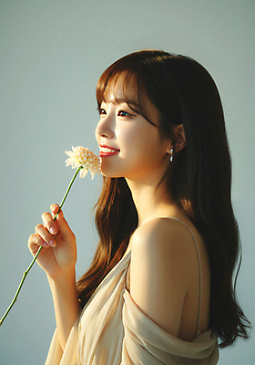 JPG 편집이미지 여자 꽃 한명 미소 들기 상반신 성인 햇빛 귀걸이 고급 미인 화사함 의료성형뷰티 성인여자한명만 편집실사 AI인물포토 AI콘텐츠 식물 1 컨셉 장신구 모션 표정 사람 태양 CG 여자한명만 성인여자만 파일형식 AI포토