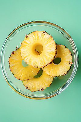 JPG 편집이미지 백그라운드 단면 사람없음 신선 파인애플 슬라이스 상큼 유리그릇 민트색 편집실사 AI포토 AI콘텐츠 그릇 컬러 과일 유리 CG 열대과일 파일형식