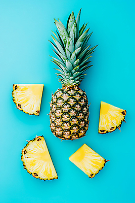 JPG 편집이미지 하늘색 백그라운드 단면 사람없음 신선 파인애플 슬라이스 상큼 편집실사 AI포토 AI콘텐츠 과일 파란색 CG 열대과일 파일형식
