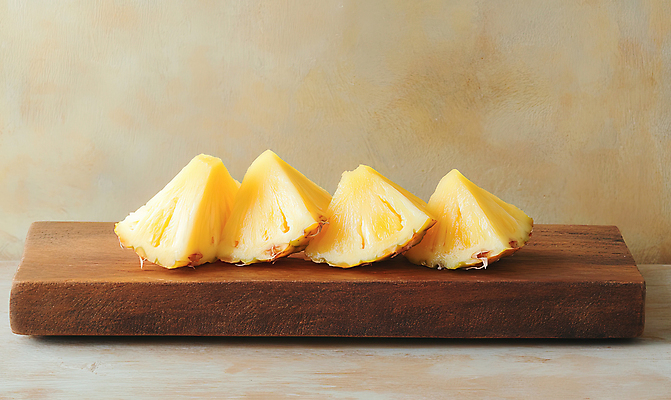 JPG 편집이미지 사람없음 신선 파인애플 슬라이스 상큼 나무받침 베이지색 플레이트 편집실사 AI포토 AI콘텐츠 컬러 과일 목재 받침대 CG 열대과일 스키용품 파일형식