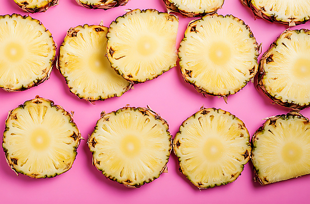 JPG 편집이미지 분홍색 백그라운드 단면 사람없음 노란색 신선 파인애플 슬라이스 일렬 상큼 편집실사 AI포토 AI콘텐츠 컬러 과일 CG 열대과일 파일형식