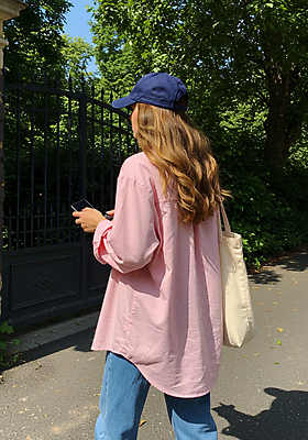 JPG 나무 편집이미지 여자 패션 셔츠 그림자 한명 들기 성인 스마트폰 유행 문 청바지 봄옷 에코백 캡모자 의료성형뷰티 성인여자한명만 오오티디 편집실사 AI인물포토 AI콘텐츠 식물 모자_잡화 1 옷 상의 가방 바지 모션 사람 핸드폰 스마트기기 봄 CG 에코 신조어 여자한명만 성인여자만 파일형식 AI포토