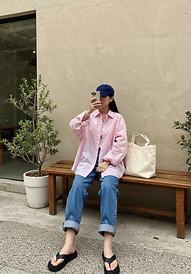 JPG 전신 식물 편집이미지 여자 패션 화분 셔츠 벤치 한명 들기 앉기 성인 스마트폰 유행 청바지 샌들 봄옷 에코백 캡모자 의료성형뷰티 성인여자한명만 오오티디 편집실사 AI인물포토 AI콘텐츠 모자_잡화 1 옷 신발 상의 의자 가방 바지 모션 사람 핸드폰 스마트기기 봄 CG 에코 신조어 여자한명만 성인여자만 파일형식 AI포토