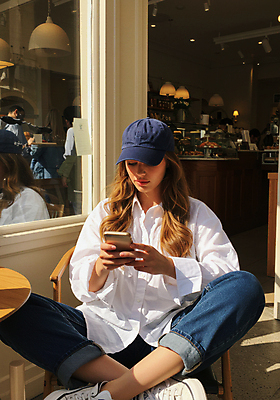 JPG 편집이미지 여자 패션 의자 창문 탁자 그림자 한명 들기 성인 스마트폰 햇빛 유행 카페 가부좌 봄옷 캡모자 의료성형뷰티 성인여자한명만 오오티디 편집실사 AI인물포토 AI콘텐츠 모자_잡화 1 옷 가구 모션 사람 앉기 핸드폰 스마트기기 태양 상점 봄 CG 신조어 여자한명만 성인여자만 파일형식 AI포토