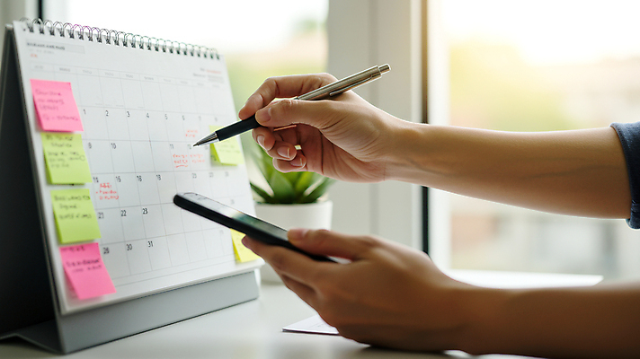 JPG 편집이미지 손 비즈니스 들기 손짓 신체부위 스마트폰 펜 기록 잡기 계획 책상 확인 포스트잇 탁상달력 편집실사 AI인물포토 AI콘텐츠 가구 컨셉 모션 사람 핸드폰 스마트기기 필기구 달력 메모지 CG 파일형식 AI포토