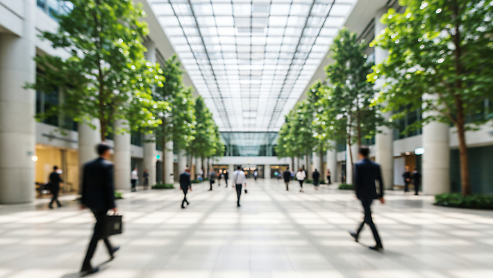 JPG 나무 편집이미지 여자 남자 회사 비즈니스 실내 정장 여러명 성인 걷기 복도 군중 출근 바쁨 성인만 편집실사 AI인물포토 AI콘텐츠 식물 옷 다수 모션 사람 내부 CG 출퇴근 파일형식 AI포토