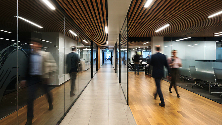 JPG 편집이미지 여자 남자 회사 실내 정장 여러명 성인 사무실 걷기 비즈니스맨 비즈니스우먼 복도 속도 바쁨 성인만 편집실사 AI인물포토 AI콘텐츠 옷 다수 비즈니스 모션 사람 내부 직장인 CG 파일형식 AI포토