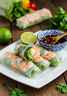 JPG 편집이미지 접시 단면 오이 새우 건강 사람없음 당근 신선 고수 티스푼 라임 건강식 나무탁자 라이스페이퍼 소스그릇 월남쌈 맛있는 편집실사 AI포토 AI콘텐츠 그릇 식기 음식 채소 과일 탁자 뿌리채소 갑각류 숟가락 향신료 CG 베트남음식 파일형식