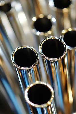 JPG 편집이미지 사람없음 여러개 원형 구멍 철 파이프 광택 쇠파이프 편집실사 AI포토 AI콘텐츠 도형 다수 CG 파일형식