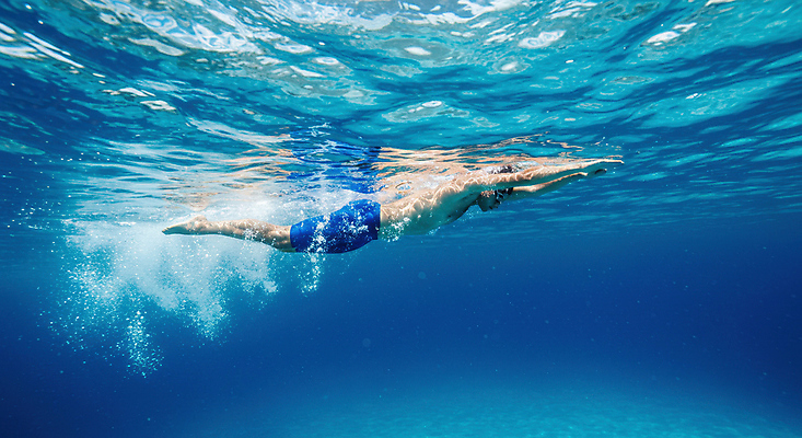 JPG 전신 편집이미지 남자 수영복 물결 한명 성인 파란색 운동 수중 수상스포츠 잠수 역동적 수영선수 접영 성인남자한명만 실내수영장 편집실사 AI인물포토 AI콘텐츠 1 옷 스포츠 컬러 컨셉 운동선수 수영장 실내 건강 사람 수영 CG 남자한명만 성인남자만 파일형식 AI포토