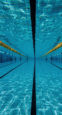 JPG 편집이미지 물결 사람없음 파란색 운동 수중 수영 레인 타일바닥 실내수영장 편집실사 AI포토 AI콘텐츠 컬러 바닥 수영장 실내 건강 수상스포츠 CG 파일형식