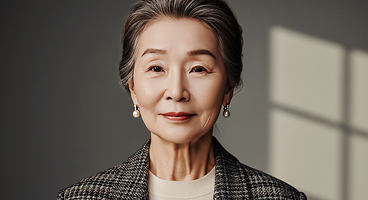 JPG 모델 편집이미지 여자 노년 그림자 한명 미소 상반신 햇빛 귀걸이 회색 자신감 의료성형뷰티 노인여자한명만 편집실사 AI인물포토 AI콘텐츠 1 감정 컬러 장신구 표정 사람 성인 태양 CG 여자한명만 노인여자만 파일형식 AI포토