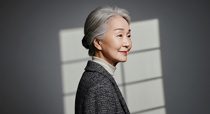 JPG 모델 편집이미지 여자 노년 그림자 한명 미소 상반신 햇빛 회색 자신감 의료성형뷰티 노인여자한명만 편집실사 AI인물포토 AI콘텐츠 1 감정 컬러 표정 사람 성인 태양 CG 여자한명만 노인여자만 파일형식 AI포토