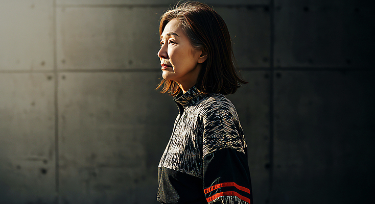 JPG 모델 편집이미지 여자 노년 실내 한명 상반신 빛 운동복 검은색 자신감 의료성형뷰티 노인여자한명만 편집실사 AI인물포토 AI콘텐츠 1 옷 감정 컬러 사람 성인 내부 CG 여자한명만 노인여자만 파일형식 AI포토