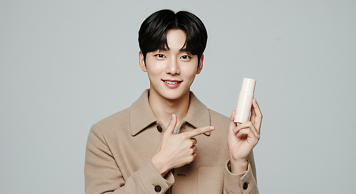 JPG 모델 편집이미지 패션 남자 한명 미소 들기 20대 성인 화장 뷰티 화장품 자신감 크림 스킨케어 베이지색 의료성형뷰티 성인남자한명만 세련 피부건강 편집실사 AI인물포토 AI콘텐츠 1 감정 컬러 모션 표정 건강 사람 청년 CG 남자한명만 성인남자만 파일형식 AI포토