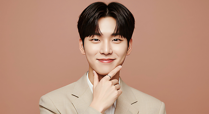 JPG 모델 편집이미지 패션 남자 한명 미소 손짓 근접촬영 20대 성인 뷰티 베이지색 의료성형뷰티 성인남자한명만 세련 피부건강 편집실사 AI인물포토 AI콘텐츠 1 뷰포인트 컬러 모션 표정 건강 사람 청년 CG 남자한명만 성인남자만 파일형식 AI포토