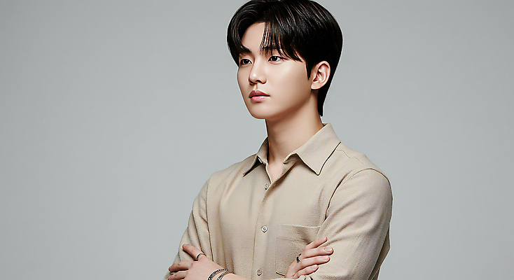 JPG 모델 편집이미지 패션 남자 포즈 셔츠 한명 손짓 상반신 20대 성인 옆모습 뷰티 자신감 분위기 심플 강렬 베이지색 카리스마 의료성형뷰티 성인남자한명만 세련 편집실사 AI인물포토 AI콘텐츠 1 감정 뷰포인트 컬러 컨셉 상의 모션 사람 청년 CG 남자한명만 성인남자만 파일형식 AI포토