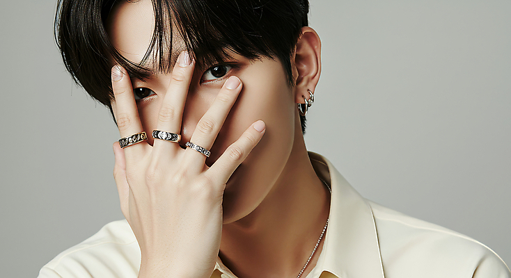 JPG 모델 편집이미지 패션 남자 포즈 셔츠 한명 손짓 상반신 20대 성인 뷰티 자신감 신비 심플 베이지색 카리스마 의료성형뷰티 성인남자한명만 세련 편집실사 AI인물포토 AI콘텐츠 1 감정 컬러 컨셉 상의 모션 사람 청년 CG 남자한명만 성인남자만 파일형식 AI포토