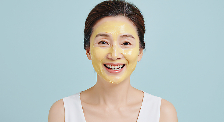 JPG 편집이미지 여자 40대 중년 한명 미소 상반신 뷰티 피부관리 스킨케어 의료성형뷰티 중년여자한명만 피부건강 편집실사 AI인물포토 AI콘텐츠 1 표정 건강 사람 성인 CG 여자한명만 중년여자만 파일형식 AI포토