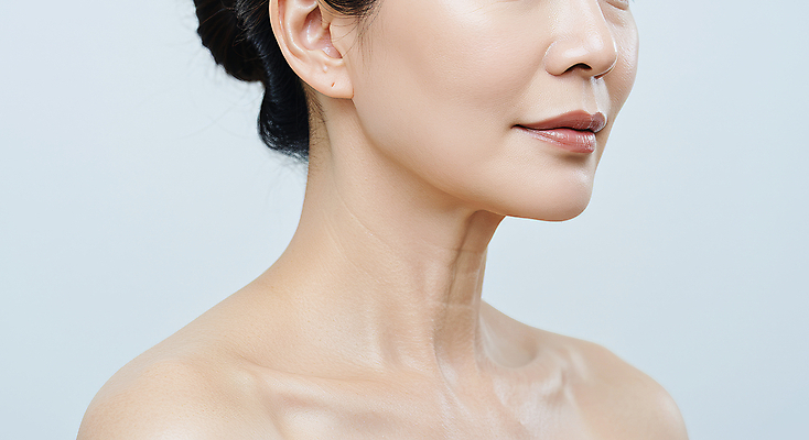 JPG 편집이미지 여자 40대 중년 한명 미소 상반신 뷰티 피부관리 스킨케어 의료성형뷰티 중년여자한명만 피부건강 편집실사 AI인물포토 AI콘텐츠 1 표정 건강 사람 성인 CG 여자한명만 중년여자만 파일형식 AI포토