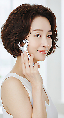 JPG 편집이미지 여자 40대 중년 한명 미소 들기 상반신 뷰티 화장품 피부관리 스킨케어 의료성형뷰티 중년여자한명만 피부건강 편집실사 AI인물포토 AI콘텐츠 1 모션 표정 건강 사람 성인 CG 여자한명만 중년여자만 파일형식 AI포토