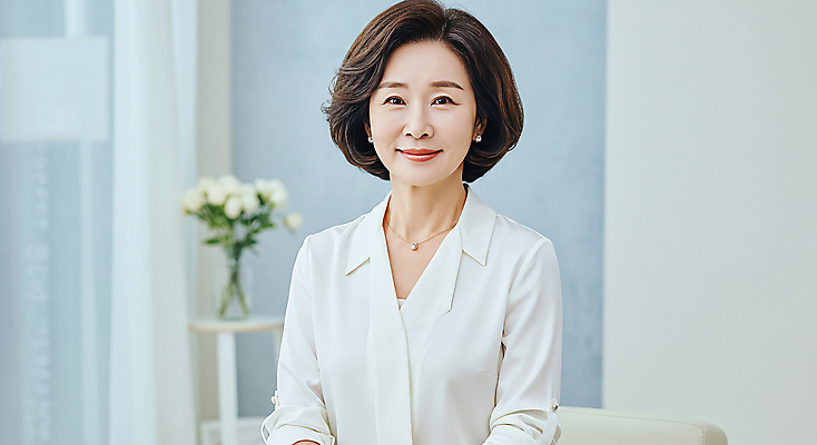 JPG 편집이미지 여자 40대 중년 한명 미소 상반신 뷰티 피부관리 스킨케어 의료성형뷰티 중년여자한명만 피부건강 편집실사 AI인물포토 AI콘텐츠 1 표정 건강 사람 성인 CG 여자한명만 중년여자만 파일형식 AI포토