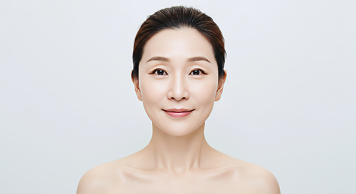 JPG 편집이미지 여자 40대 중년 한명 미소 상반신 뷰티 피부관리 스킨케어 의료성형뷰티 중년여자한명만 피부건강 편집실사 AI인물포토 AI콘텐츠 1 표정 건강 사람 성인 CG 여자한명만 중년여자만 파일형식 AI포토