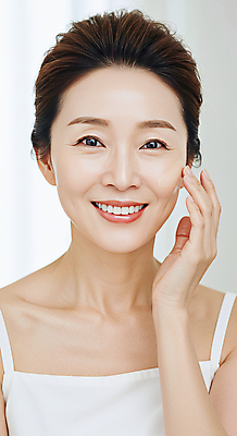 JPG 편집이미지 여자 40대 중년 한명 미소 상반신 뷰티 피부관리 스킨케어 의료성형뷰티 중년여자한명만 피부건강 편집실사 AI인물포토 AI콘텐츠 1 표정 건강 사람 성인 CG 여자한명만 중년여자만 파일형식 AI포토