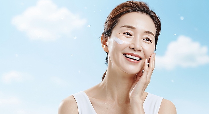 JPG 편집이미지 여자 40대 중년 한명 미소 상반신 뷰티 화장품 크림 피부관리 바르기 스킨케어 의료성형뷰티 중년여자한명만 피부건강 편집실사 AI인물포토 AI콘텐츠 1 모션 표정 건강 사람 성인 CG 여자한명만 중년여자만 파일형식 AI포토