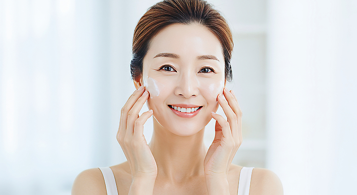 JPG 편집이미지 여자 40대 중년 한명 미소 상반신 뷰티 화장품 크림 피부관리 바르기 스킨케어 의료성형뷰티 중년여자한명만 세럼 피부건강 편집실사 IC뷰티큐레이션 AI인물포토 AI콘텐츠 1 모션 표정 건강 사람 성인 CG 여자한명만 중년여자만 파일형식 AI포토