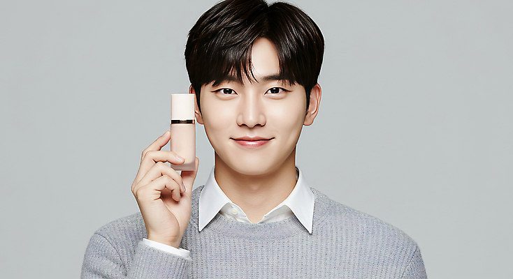 JPG 편집이미지 남자 포즈 스튜디오 한명 들기 20대 성인 뷰티 화장품 자신감 피부관리 스킨케어 의료성형뷰티 성인남자한명만 세련 피부건강 편집실사 IC뷰티큐레이션 AI인물포토 AI콘텐츠 1 감정 모션 건강 사람 청년 CG 남자한명만 성인남자만 파일형식 AI포토