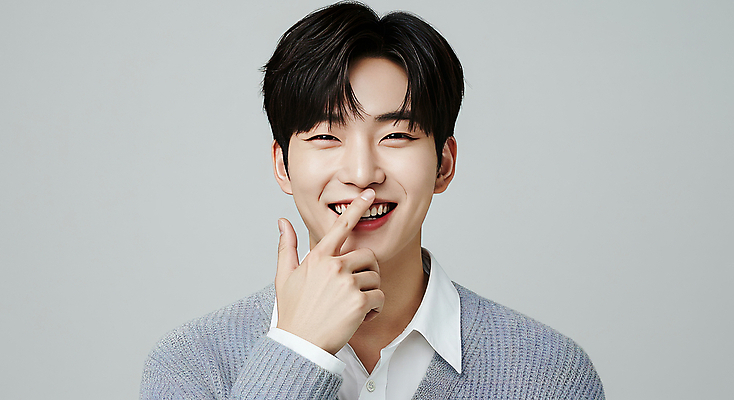 JPG 스튜디오촬영 편집이미지 남자 포즈 한명 미소 웃음 손짓 20대 성인 뷰티 자신감 스웨터 피부관리 부드러움 스킨케어 의료성형뷰티 성인남자한명만 세련 피부건강 편집실사 IC뷰티큐레이션 AI인물포토 AI콘텐츠 1 감정 상의 모션 실내 표정 건강 사람 청년 감각 CG 남자한명만 성인남자만 파일형식 AI포토 옷 내부 남자만 성인만