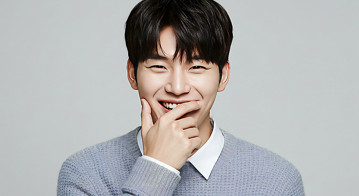 JPG 스튜디오촬영 편집이미지 남자 포즈 한명 미소 웃음 손짓 20대 성인 뷰티 활발 자신감 편안함 스웨터 피부관리 스킨케어 의료성형뷰티 성인남자한명만 세련 편집실사 IC뷰티큐레이션 AI인물포토 AI콘텐츠 1 감정 컨셉 상의 모션 실내 표정 사람 청년 감각 CG 남자한명만 성인남자만 파일형식 AI포토 옷 내부 남자만 성인만