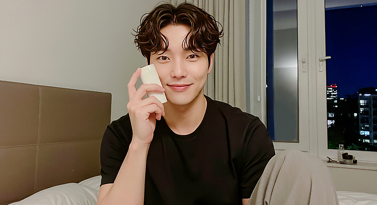 JPG 편집이미지 라이프스타일 남자 실내 건강 한명 미소 상반신 20대 성인 일상 뷰티 침대 밤 편안함 피부관리 스킨케어 베이지색 의료성형뷰티 성인남자한명만 세련 편집실사 AI인물포토 AI콘텐츠 1 컬러 가구 표정 사람 청년 내부 라이프 생활 견과류 감각 CG 남자한명만 성인남자만 파일형식 AI포토