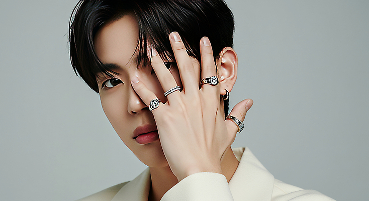 JPG 스튜디오촬영 편집이미지 헤어스타일 남자 감정 포즈 한명 상반신 20대 성인 캐주얼 빛 햇빛 물방울 편안함 모던 심플 감성 의료성형뷰티 성인남자한명만 편집실사 AI인물포토 AI콘텐츠 1 옷 컨셉 실내 사람 청년 태양 감각 CG 남자한명만 성인남자만 파일형식 AI포토