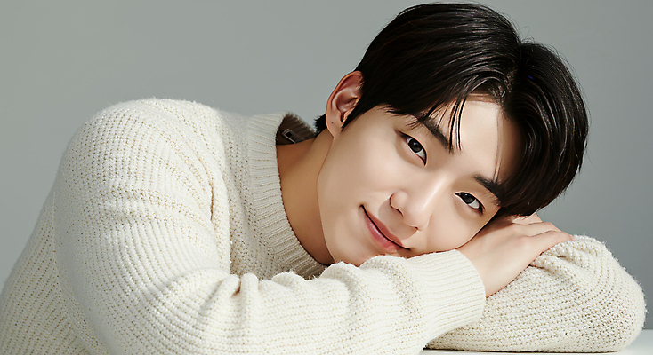 JPG 스튜디오촬영 편집이미지 헤어스타일 남자 감정 따뜻함 한명 상반신 20대 성인 캐주얼 빛 햇빛 기댐 자신감 은색 편안함 모던 심플 긍정 의료성형뷰티 성인남자한명만 편집실사 IC뷰티큐레이션 AI인물포토 AI콘텐츠 1 옷 컬러 컨셉 모션 실내 사람 청년 태양 감각 CG 남자한명만 성인남자만 파일형식 AI포토