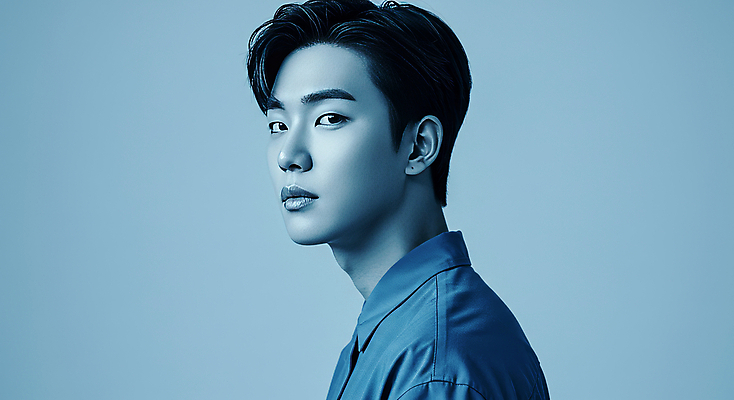 JPG 스튜디오촬영 편집이미지 헤어스타일 남자 감정 포즈 한명 미소 상반신 20대 성인 캐주얼 파란색 빛 햇빛 청결 편안함 모던 감성 의료성형뷰티 성인남자한명만 편집실사 IC뷰티큐레이션 AI인물포토 AI콘텐츠 1 옷 컬러 컨셉 실내 표정 사람 청년 태양 감각 위생 CG 남자한명만 성인남자만 파일형식 AI포토