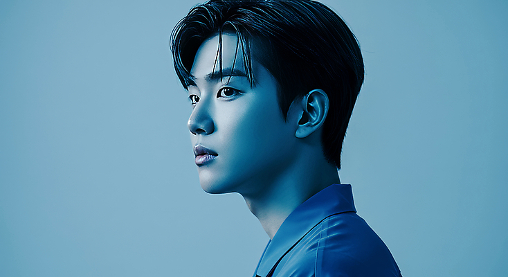 JPG 스튜디오촬영 편집이미지 남자 감정 한명 상반신 20대 성인 옆모습 캐주얼 파란색 빛 햇빛 깨끗함 표현 집중 모던 파란배경 심플 베이지색 프로필 의료성형뷰티 성인남자한명만 편집실사 IC뷰티큐레이션 AI인물포토 AI콘텐츠 1 옷 뷰포인트 컬러 백그라운드 컨셉 실내 사람 청년 태양 CG 남자한명만 성인남자만 파일형식 AI포토