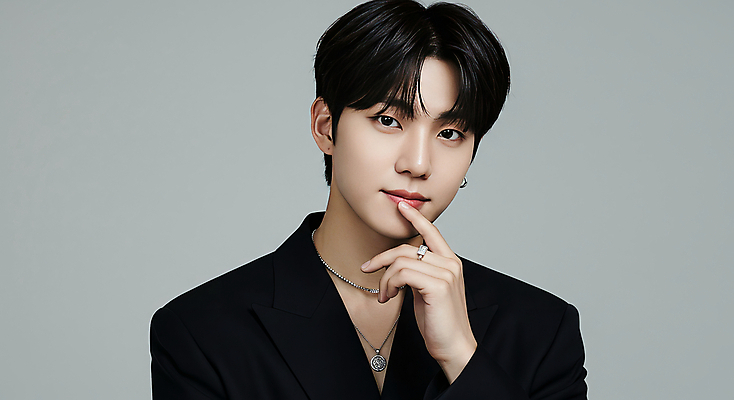 JPG 편집이미지 남자 한명 미소 손짓 뷰티 검은색 자신감 모던 의료성형뷰티 편집실사 IC뷰티큐레이션 AI인물포토 AI콘텐츠 1 감정 컬러 모션 표정 사람 CG 파일형식 AI포토