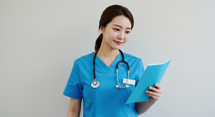 JPG 편집이미지 여자 청진기 병원 한명 미소 들기 상반신 성인 의사 읽기 서류판 차트보드 의료성형뷰티 성인여자한명만 편집실사 IC큐레이션 AI인물포토 AI콘텐츠 1 의학 의료기기 모션 표정 사람 사무용품 의료진 CG 여자한명만 성인여자만 파일형식 AI포토