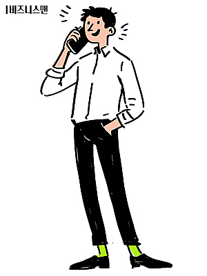 남자 일러스트 한명 미소 웃음 들기 정장 성인 비즈니스라이프 스마트폰 비즈니스맨 주머니손 통화 성인남자한명만 국내일러스트 AI파일 1 라이프스타일 옷 비즈니스 모션 표정 사람 핸드폰 스마트기기 직장인 남자한명만 성인남자만 파일형식 벡터