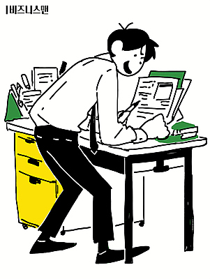 남자 일러스트 한명 웃음 들기 정장 성인 책 비즈니스라이프 펜 기댐 기록 비즈니스맨 책상 서랍장 문서 성인남자한명만 국내일러스트 AI파일 1 라이프스타일 옷 가구 비즈니스 모션 표정 사람 필기구 직장인 남자한명만 성인남자만 파일형식 벡터