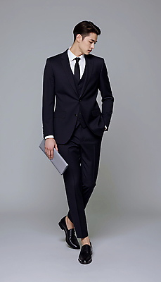 JPG 전신 모델 편집이미지 남자 포즈 한명 들기 정장 성인 검은색 클래식 주머니손 클러치 오피스룩 의료성형뷰티 성인남자한명만 편집실사 AI인물포토 AI콘텐츠 1 옷 컬러 컨셉 가방 비즈니스 모션 사람 CG 남자한명만 성인남자만 파일형식 AI포토