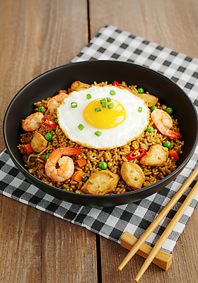 JPG 편집이미지 새우 사람없음 당근 쌀 식탁보 계란프라이 완두콩 홍고추 인도네시아 밥그릇 나무젓가락 쪽파 나무탁자 닭가슴살 젓가락받침대 편집실사 인도네시아음식 나시고랭 AI포토 AI콘텐츠 그릇 아시아 음식 젓가락 고추 탁자 콩 곡류 뿌리채소 갑각류 닭고기 계란요리 CG 볶음밥 파 동양음식 수저받침대 파일형식