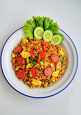 JPG 편집이미지 접시 오이 사람없음 쌀 소시지 상추 계란프라이 슬라이스 홍고추 인도네시아 스크램블 편집실사 인도네시아음식 나시고랭 AI포토 AI콘텐츠 식기 아시아 음식 채소 고추 곡류 가공식품 계란요리 CG 볶음밥 동양음식 파일형식