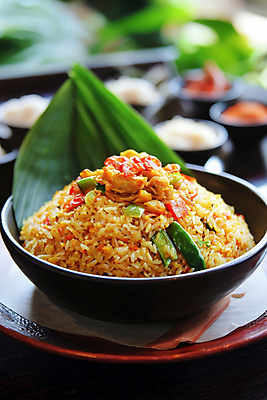 JPG 편집이미지 그릇 반찬 사람없음 쌀 계란프라이 홍고추 인도네시아 파 열대잎 편집실사 인도네시아음식 나시고랭 AI포토 AI콘텐츠 식기 아시아 음식 잎 채소 고추 곡류 계란요리 CG 볶음밥 동양음식 파일형식