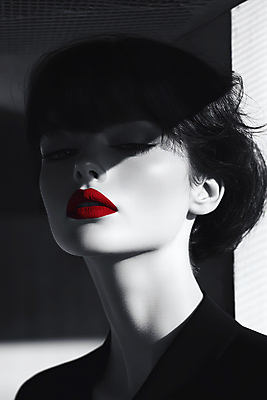 JPG 편집이미지 여자 얼굴 흑백 그림자 한명 상반신 성인 빨간색 검은색 어둠 빨간립스틱 시크 의료성형뷰티 성인여자한명만 편집실사 AI인물포토 AI콘텐츠 1 컬러 촬영기법 사람 신체부위 CG 여자한명만 성인여자만 파일형식 AI포토