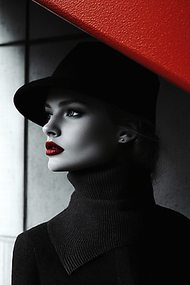 JPG 편집이미지 여자 흑백 그림자 한명 상반신 성인 빨간색 검은색 어둠 중절모 빨간립스틱 시크 의료성형뷰티 성인여자한명만 편집실사 AI인물포토 AI콘텐츠 모자_잡화 1 컬러 촬영기법 사람 CG 여자한명만 성인여자만 파일형식 AI포토